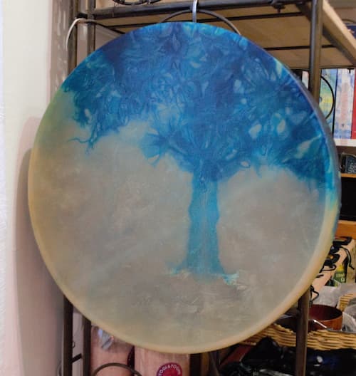 Tambour chamanique, où par paréidolie apparaît la forme d’un arbre bleu.